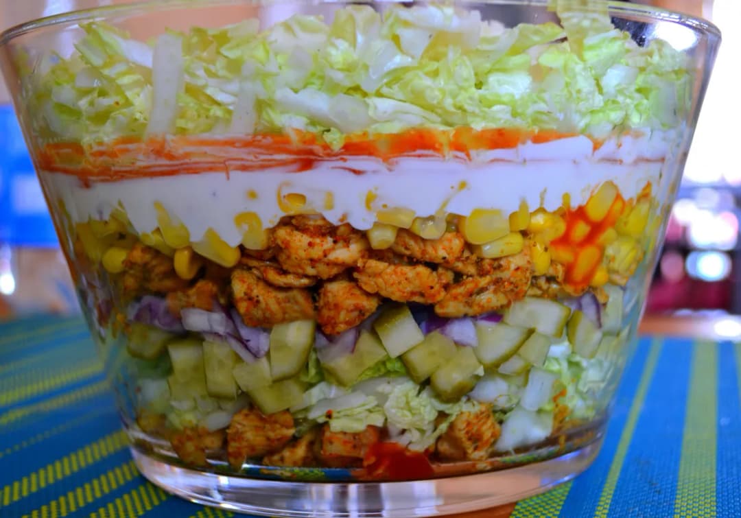 Sałatka gyros co po kolei – prosty przepis na pyszne warstwy