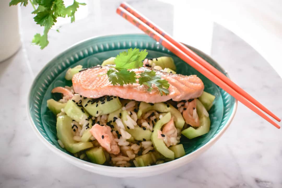 Idealne sałatki do łososia, które wzbogacą Twoje danie o smak i świeżość