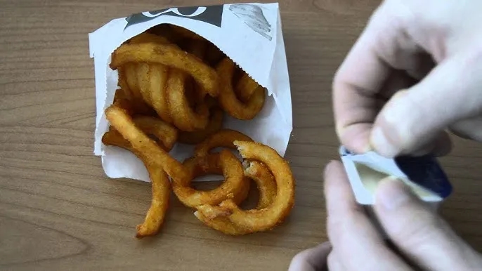 Ile kosztują frytki zakręcone w maku? Ceny, które zaskoczą!