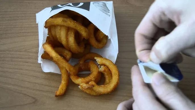 Ile kosztują frytki zakręcone w maku? Ceny, które zaskoczą!