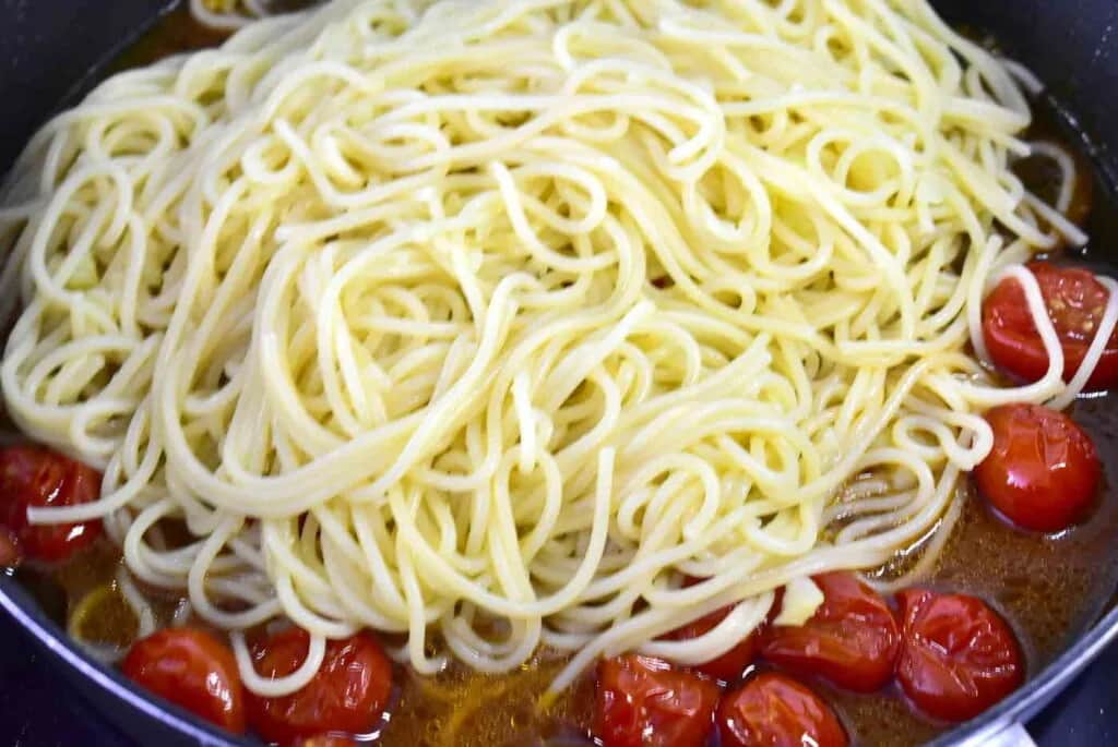 Pyszne spaghetti z czosnkiem, oliwą i pomidorkami koktajlowymi w 15 minut