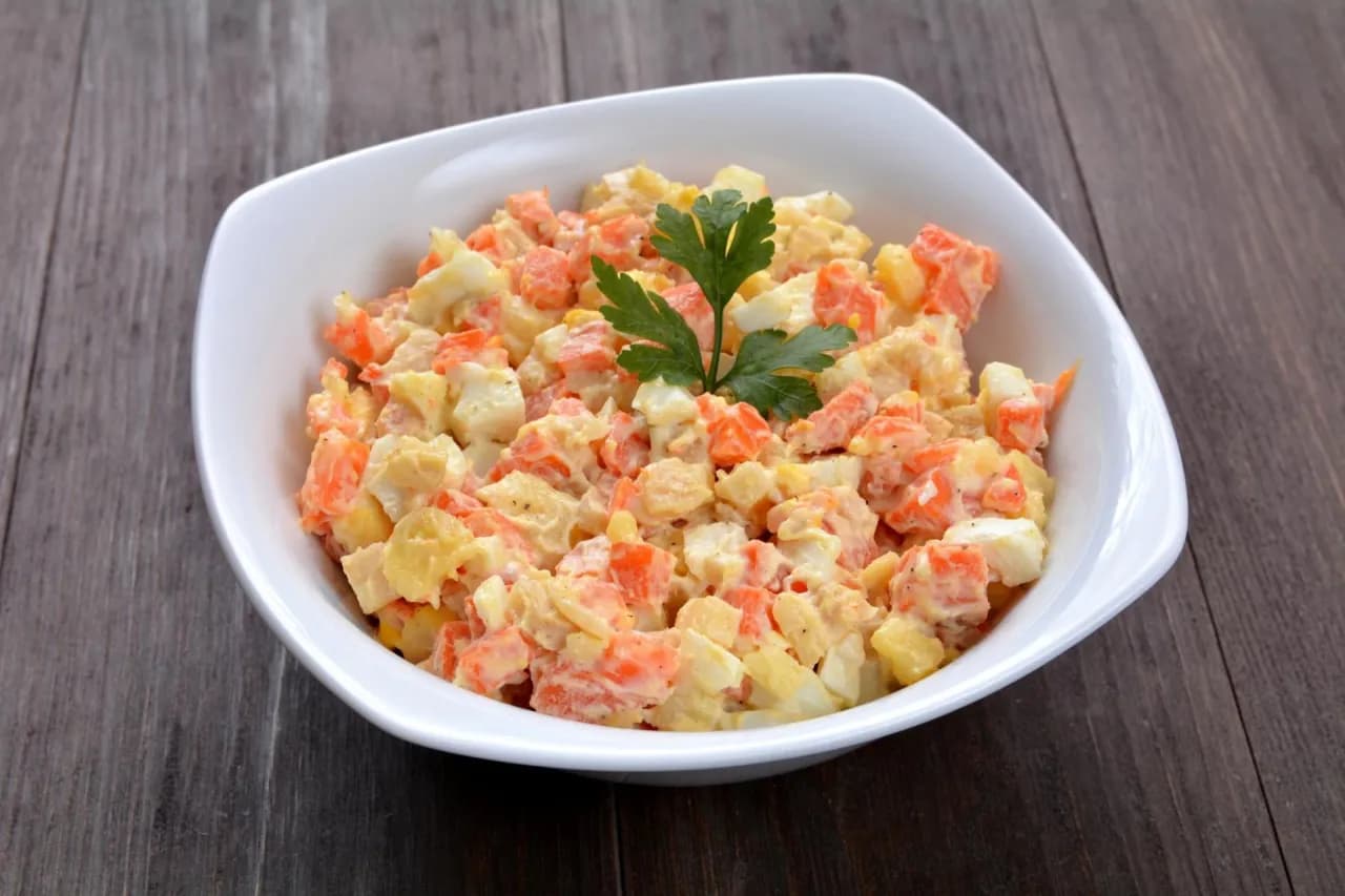 Ile waży sałatka jarzynowa? Zaskakujące różnice w wagach i kaloriach