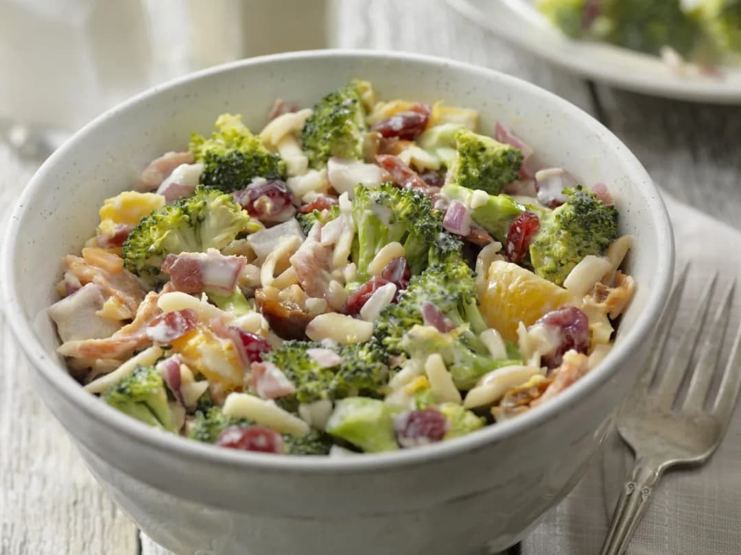 Jak zrobić sałatkę z makaronem, która zachwyci Twoich gości