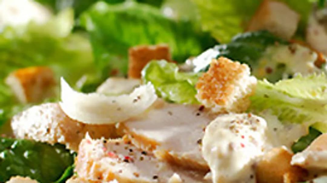 Jaki sos do sałatki cezar? Odkryj idealny przepis na dressing
