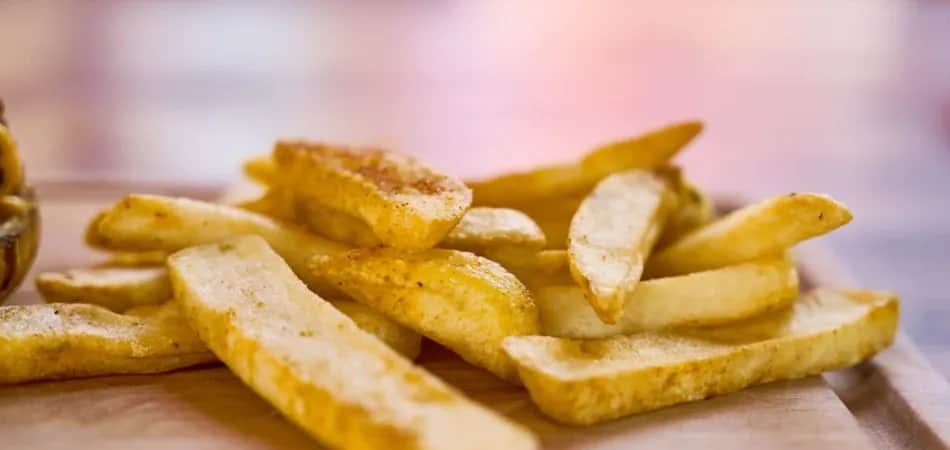 Frytki z piekarnika ile piec, aby uzyskać idealną chrupkość?