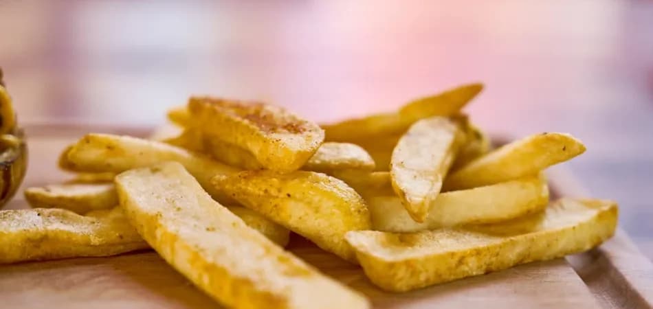 Frytki z piekarnika ile piec, aby uzyskać idealną chrupkość?