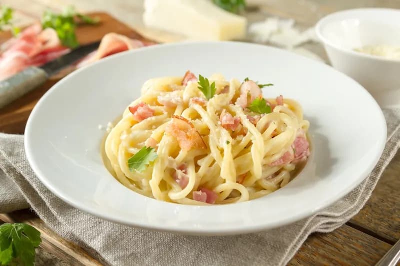 Przepisy na spaghetti carbonara, które zachwycą Twoich gości