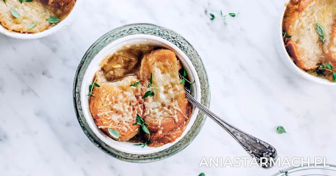 Jak się robi zupę cebulową, aby była idealnie smaczna i aromatyczna