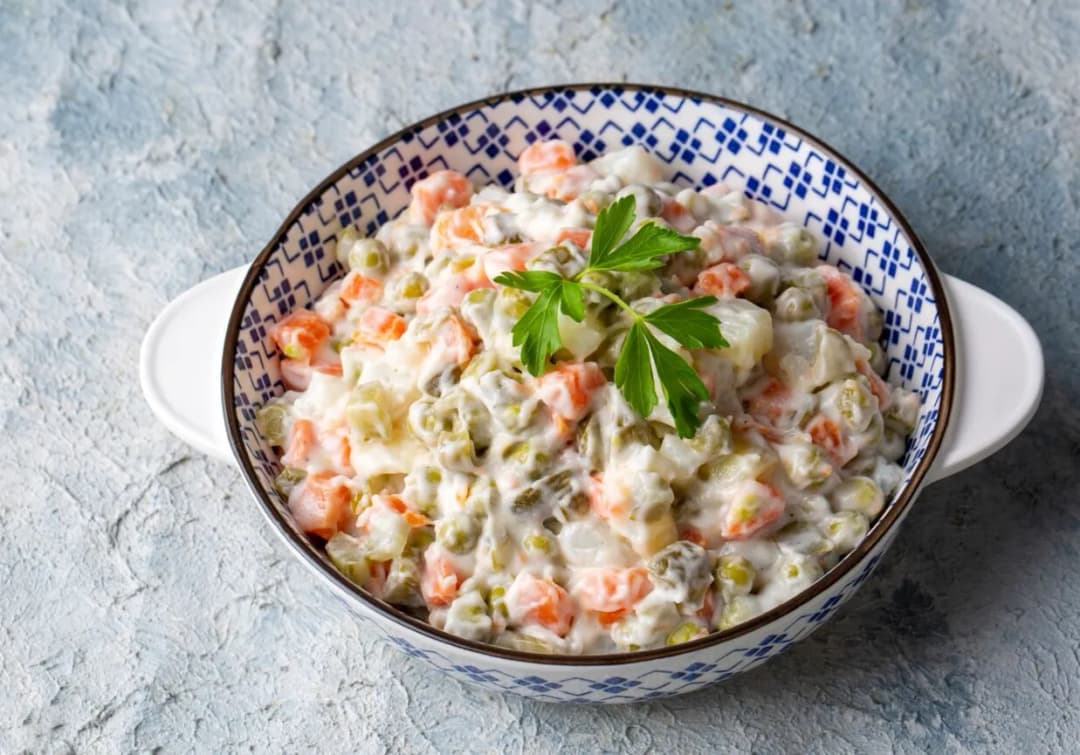 Ile kalorii ma sałatka warzywna z majonezem? Zaskakujące informacje!