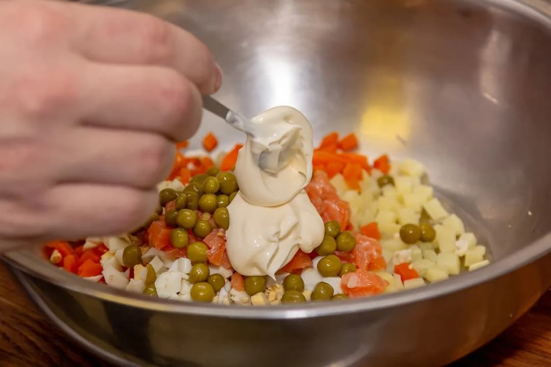 Jaki majonez do sałatki jarzynowej? Oto najlepsze wybory i porady