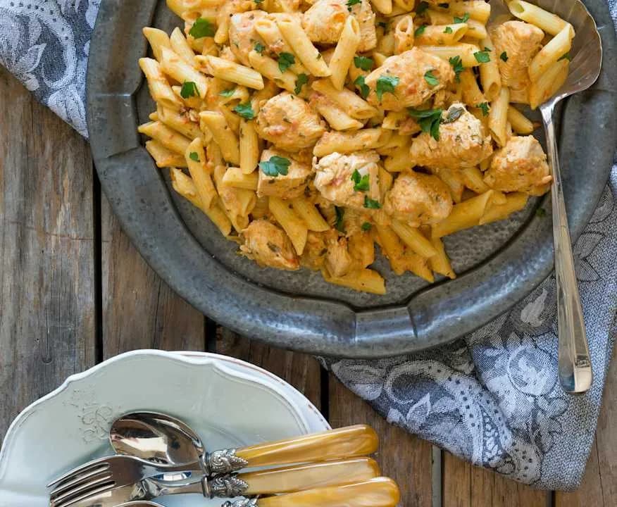 Penne z kurczakiem i suszonymi pomidorami - prosty przepis na obiad
