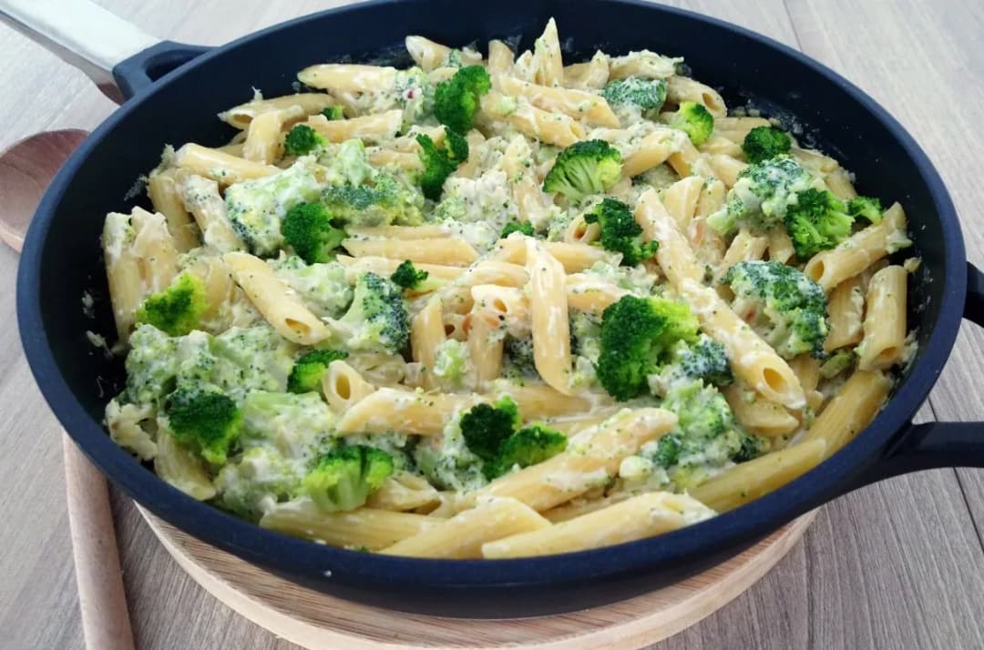 Szybki przepis na makaron penne z brokułami, który zachwyci smakiem