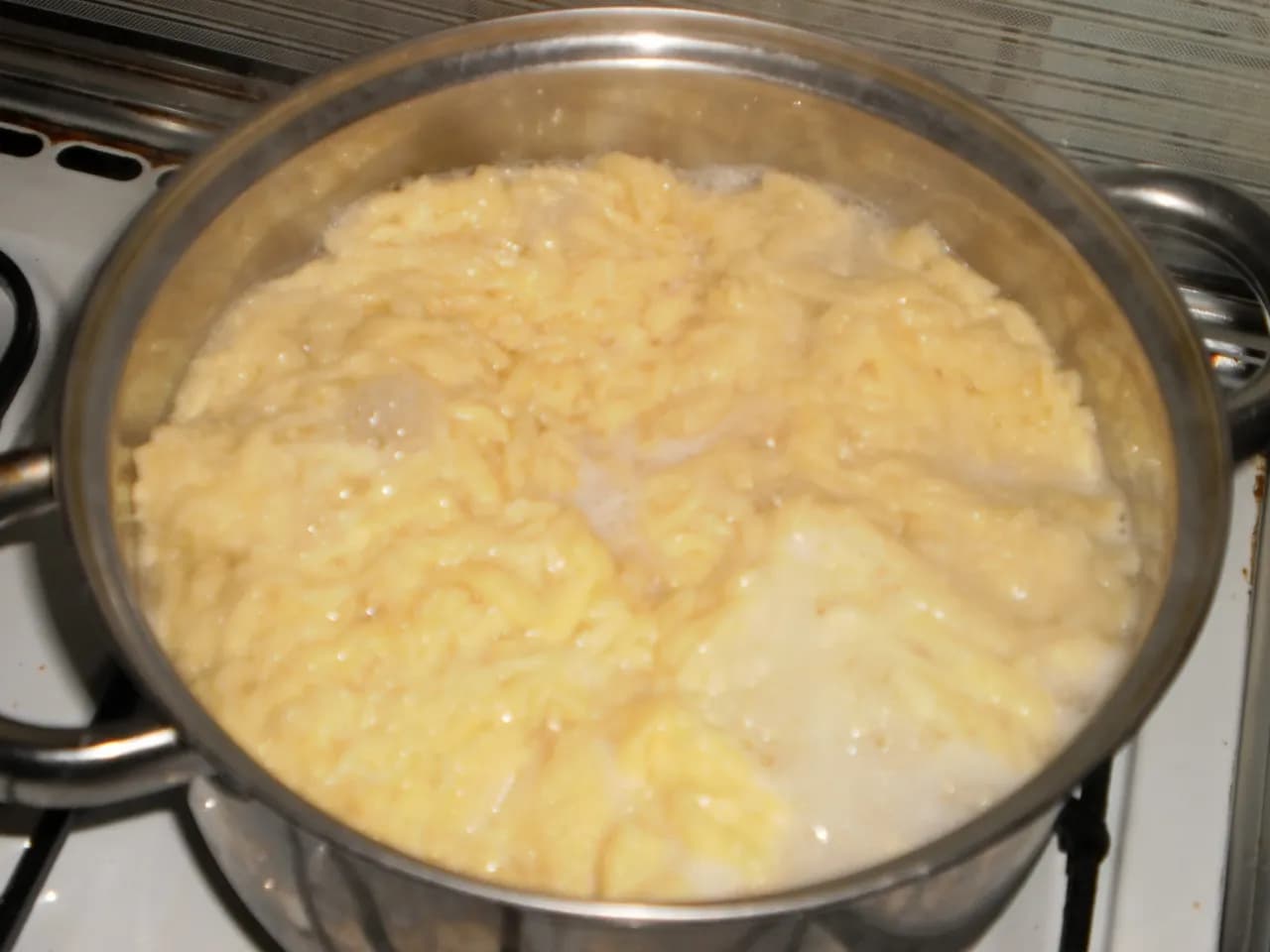 Jak zrobić lane kluseczki do zupy, które zachwycą smakiem