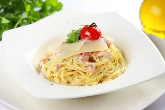 Spaghetti carbonara ze śmietaną 30% - łatwy przepis na kremowe danie
