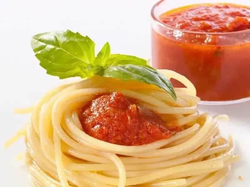 Prosty przepis na spaghetti z pomidorami, który zachwyci Twoje podniebienie