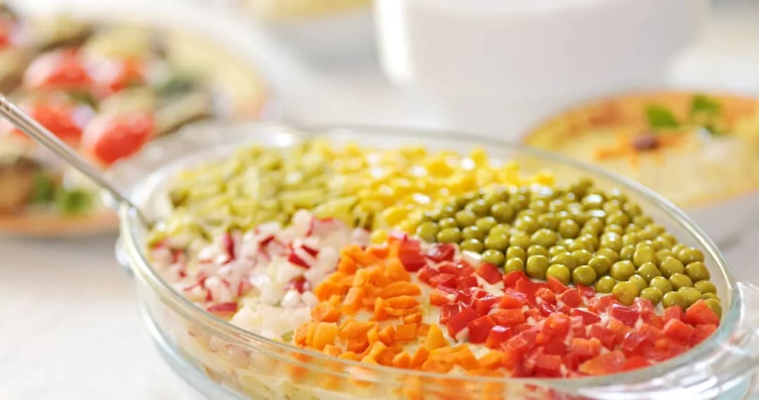 Czy sałatka jarzynowa jest lekkostrawna? Sprawdź składniki i trawienie