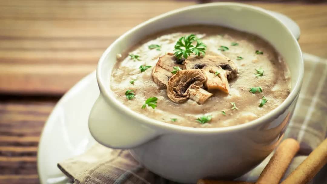 Czym doprawić zupę pieczarkową, aby zyskała wyjątkowy smak?